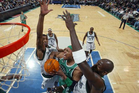 国际雪联大跳台世界杯云顶站单板滑雪男子决赛：苏翊鸣夺冠（苏翊鸣称雄云顶站，夺单板大跳台世界杯男子决赛冠军）