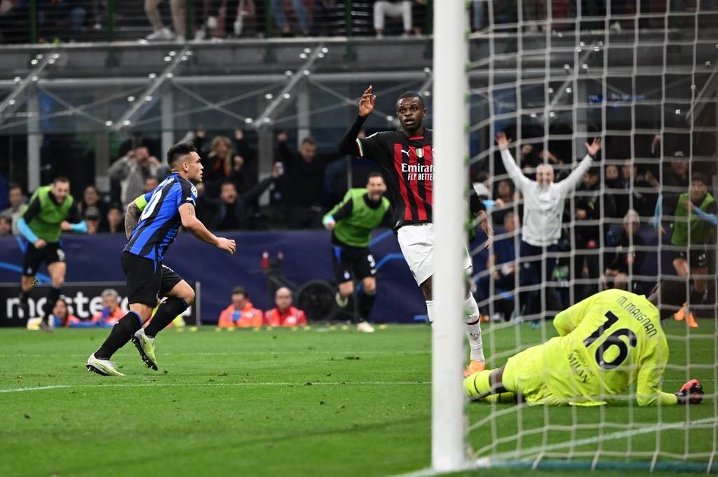 内马尔从中场跑回禁区开门球，结果队友直接开大脚让他无语（内马尔自中场折返准备主罚球门球，队友却一脚大脚解围令其无语）