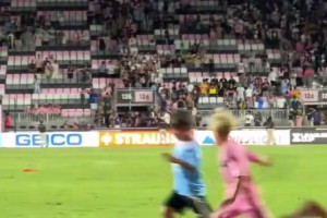 记者：海港对奥斯卡健康状况高度关切，通过多种方式表达慰问（记者：海港对奥斯卡健康深表关切，多途径表达慰问）