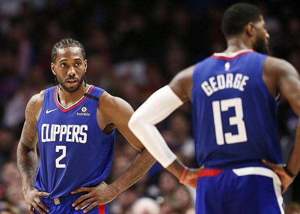 拜仁26／27赛季主场球衣谍照：红色基调搭配领口袖口金色线条（疑似拜仁26／27赛季主场球衣曝光：红色主调，领口袖口点缀金线）