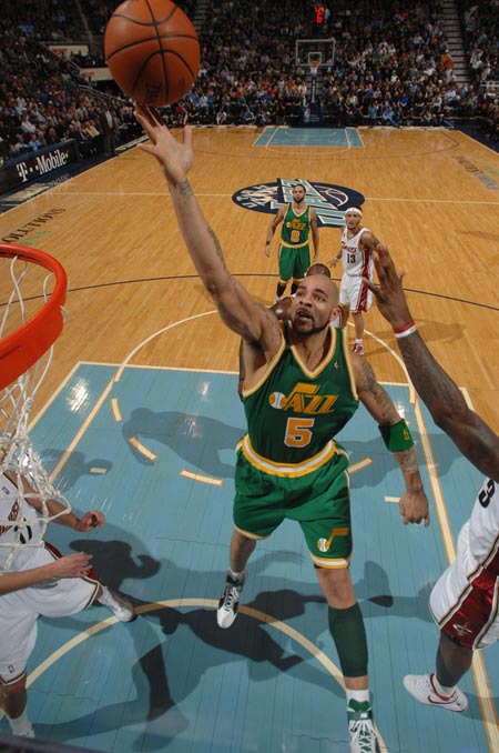 2025中足联颁奖礼：辽宁铁人主帅李金羽当选中甲最佳教练（2025中足联年度颁奖：辽宁铁人主帅李金羽荣膺中甲最佳教练）