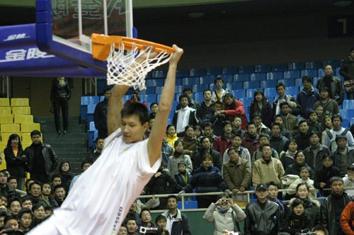 曼城斯特林末节进球助球队获胜（斯特林终场前破门助曼城取胜）